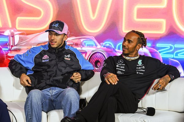 Gasly, Hamilton-Ferrari görüşmelerinin bir süredir “gizli tutulduğunu” söyledi