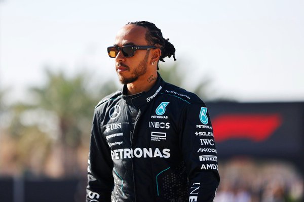 Hamilton, resmi açıklamaya kadar ailesine Ferrari’ye geçtiğini söylememiş