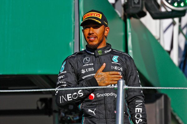 Saward, Hamilton’ı uyardı: “Ferrari’ye çok kişi gitti fakat kazanamadı” Saward, Hamilton’ı uyardı: “Ferrari’ye çok kişi gitti fakat kazanamadı”