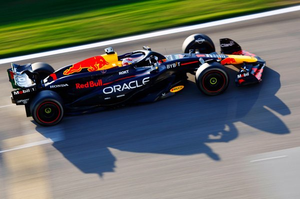 Verstappen: “Red Bull tasarım ekibi RB20 ile sınırları zorladı” Verstappen: “Red Bull tasarım ekibi RB20 ile sınırları zorladı”