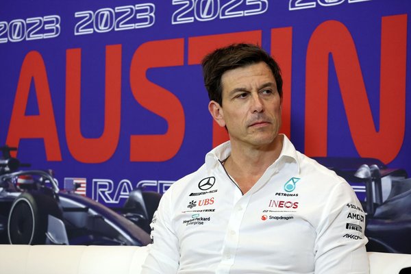 Wolff: “2024’te Red Bull ve Verstappen’e karşı yarışma fikri ‘gerçekçi’ değil”