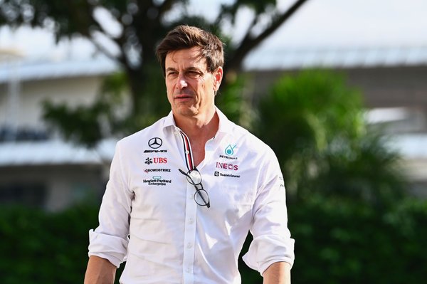 Wolff: “Mercedes 2024’te Hamilton ve Russell’a adil davranacak”