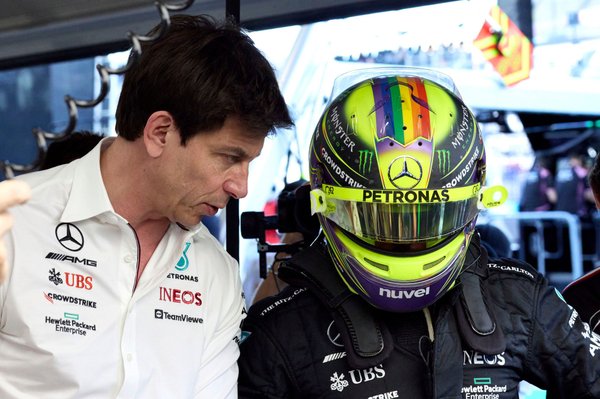 Ferrari’ye geçişini öğrenince Hamilton’a takılan Wolff: “Arka kanadımızı hayal et”