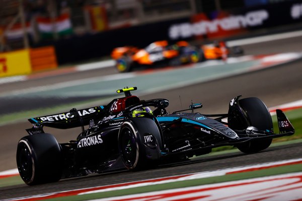 Hamilton, Mercedes’in “üçüncü en hızlı takım” olduğunu düşünüyor