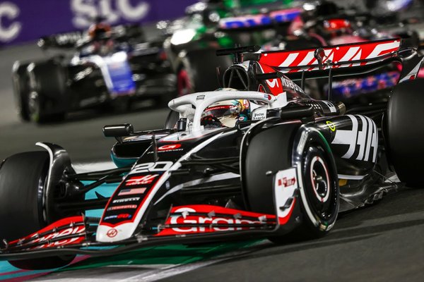 Magnussen: “Yarışta iyi savunma yaptım ama ceza aldığım için mutsuzum”