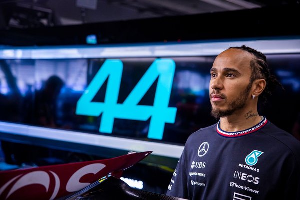 Hamilton: “Ferrari’ye geçmeden önce nasıl bir yol izleyeceğimi bilmiyorum”
