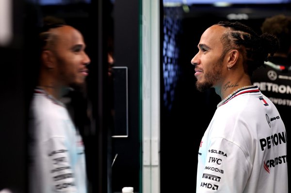 Prost’tan uyarı: “Hamilton’ı Ferrari’de zor bir dönem bekliyor”