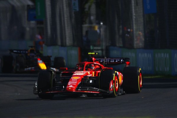 Sainz: “Ferrari ilk güncellemesine kadar Red Bull’u yakalamakta zorlanacak”