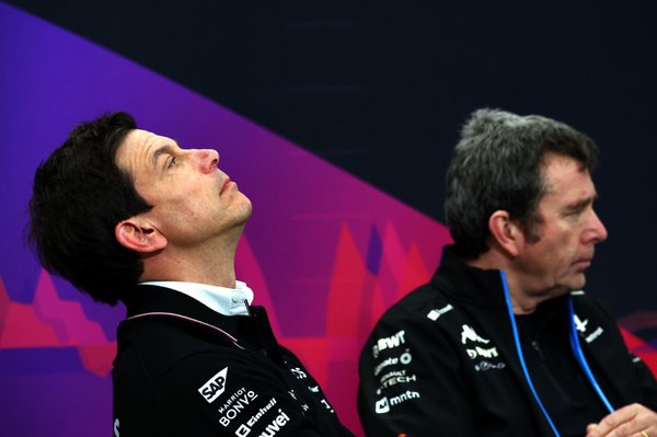 Wolff: “Mercedes bir kaç ‘parlak an’ için yarışamaz”