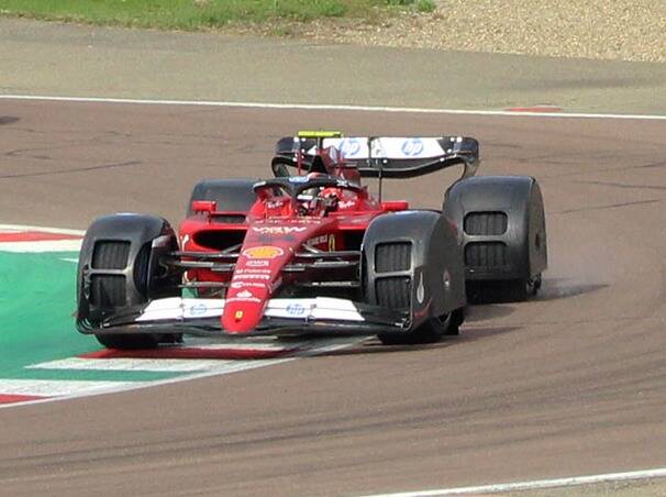 Im Auftrag von FIA und Pirelli: Ferrari testet Formel-1-Reifenverkleidung