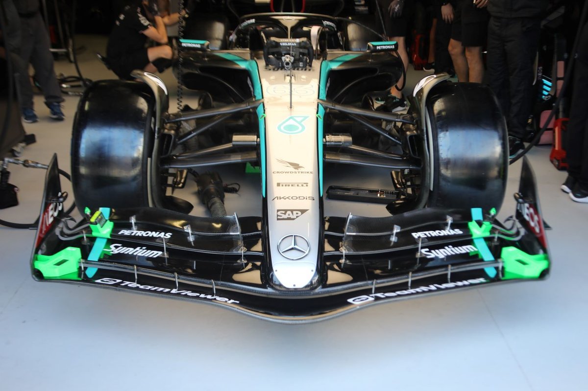 Mercedes, son güncellemesiyle ön kanadındaki ince parçadan vazgeçti