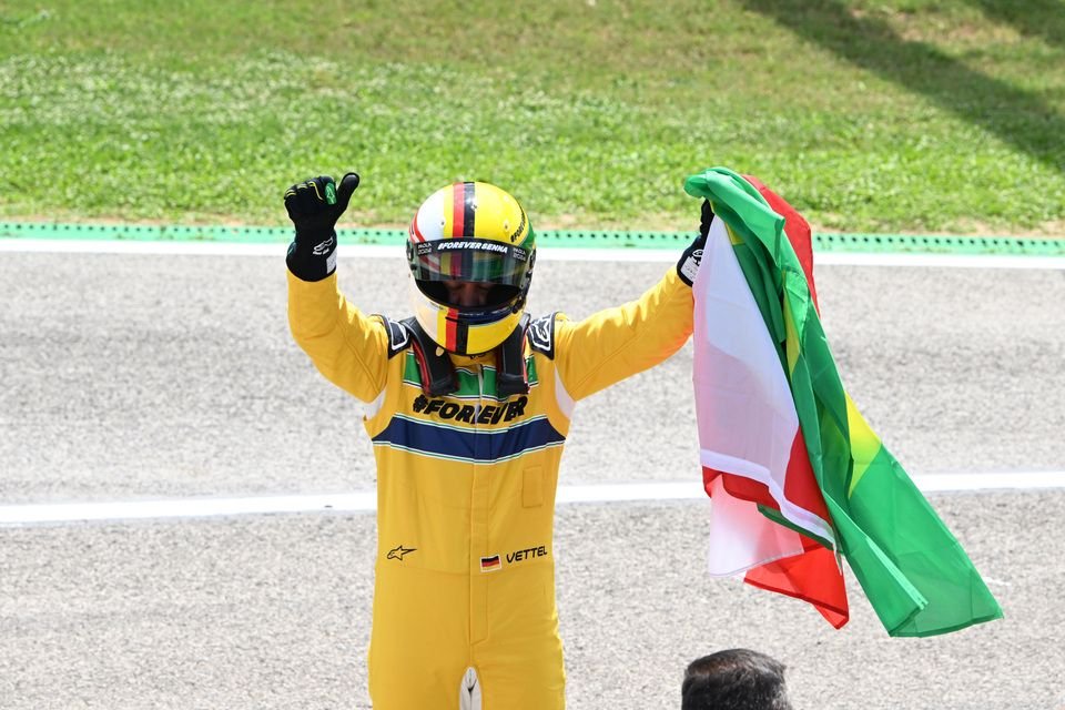 Vettel, Imola’da Avusturya bayrağını açarak “Senna’nın yarım kalan işini tamamlamış”