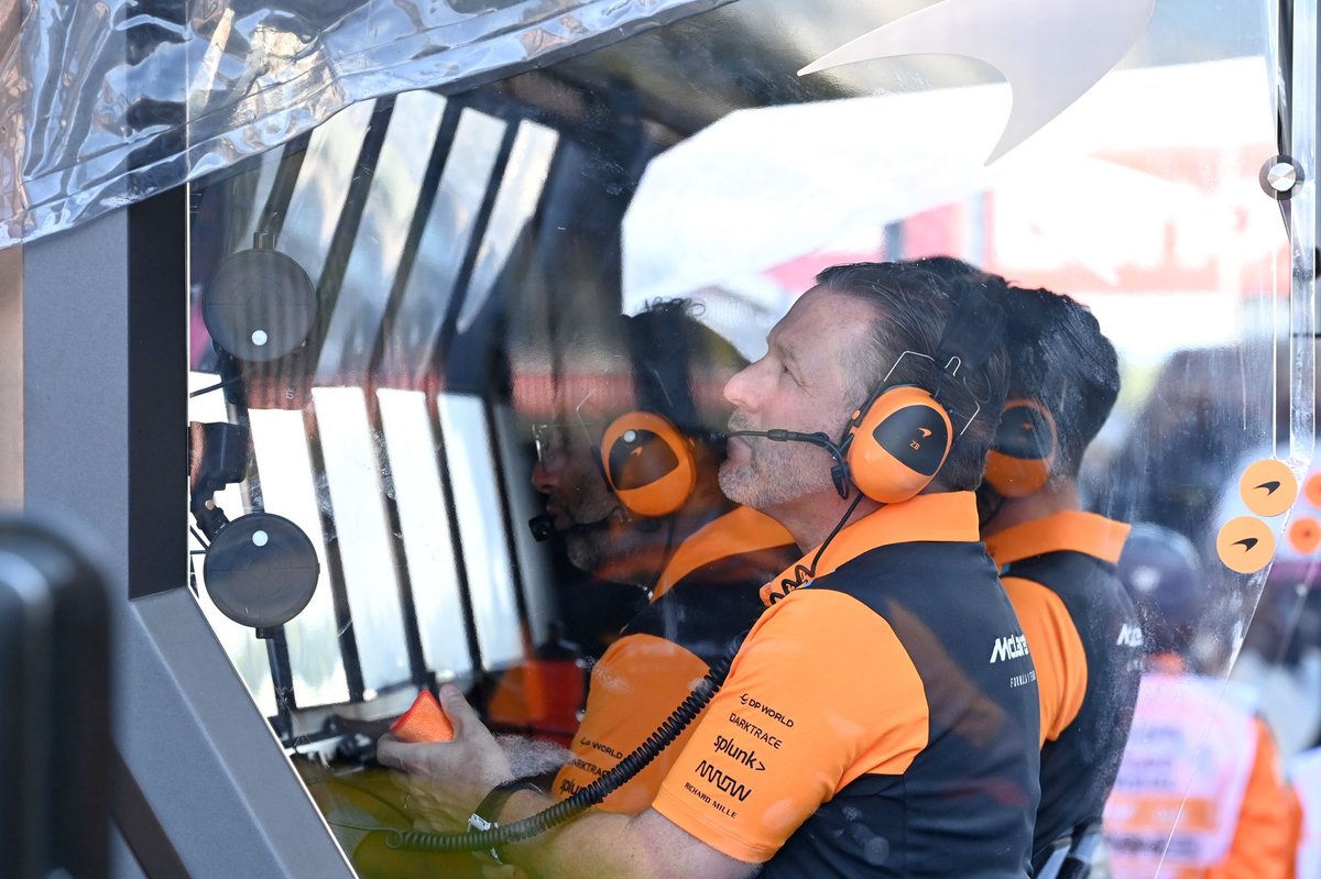 Eski Formula 1 stratejisti Collins, McLaren’ın stratejik kararlar alırken fazla “kibar” davrandığını düşünüyor