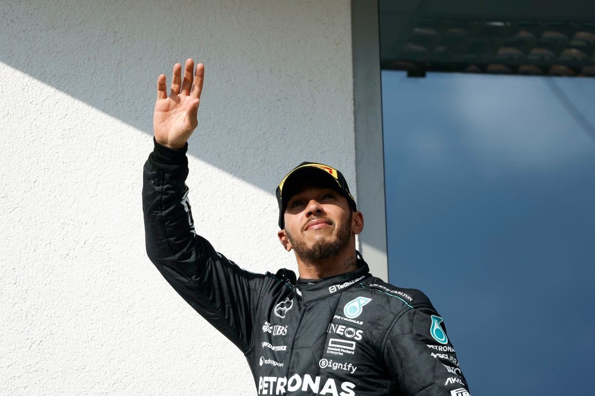 Hamilton, yarışın ilk bölümünde zorlamadan Verstappen’e yaklaşmasına şaşırmış