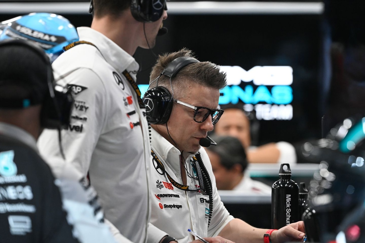 Mercedes, Hamilton’a “gereksiz” telsiz mesajı göndermekle suçlandı