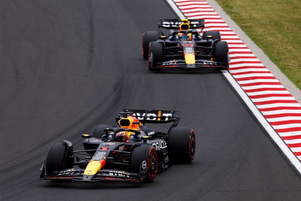 Verstappen: “Perez’in hafta sonuna değil, araca odaklanmalıyız”