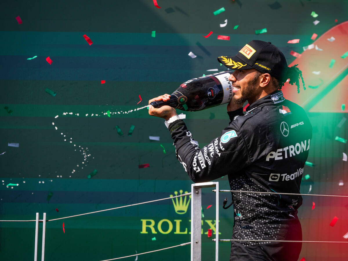 Hamilton kämpft wieder um Siege: “Ich könnte auf Mercedes nicht stolzer sein” Hamilton kämpft wieder um Siege: “Ich könnte auf Mercedes nicht stolzer sein”