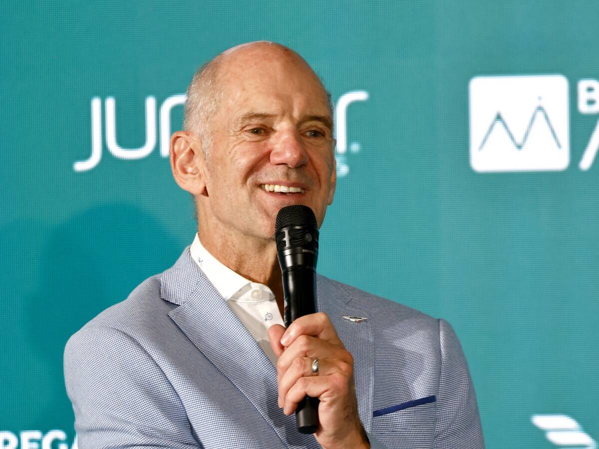 Bist du enttäuscht, dass Newey nicht zu Ferrari kommt, Lewis? “Nein!”
