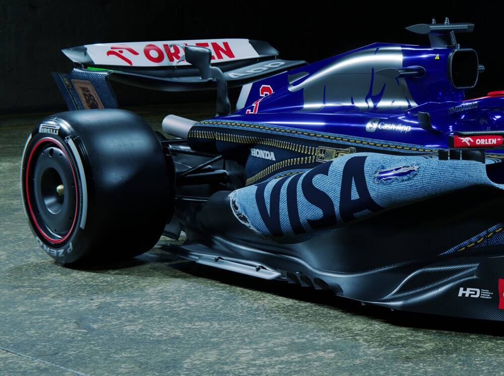 Racing Bulls fährt im Jeans-Look in Singapur