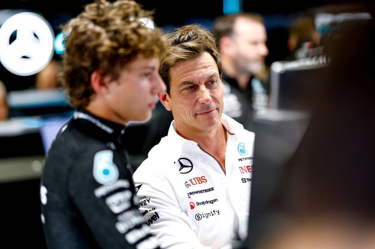 Wolff, Hamilton’ın Ferrari hamlesinden “beş dakika sonra” Antonelli’ye karar vermiş