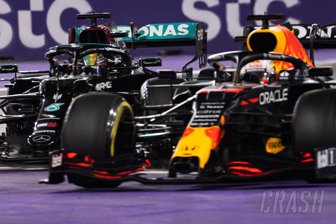 Lewis Hamilton: Max Verstappen driving “pretty much the same” as 2021
