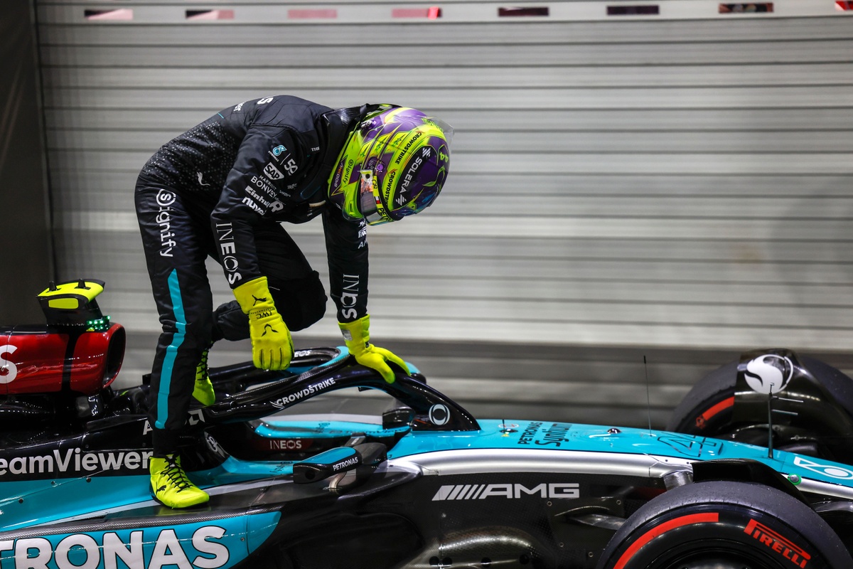 Hamilton: “Mercedes’in tutarsız formu ‘golf oynamaya’ benziyor”