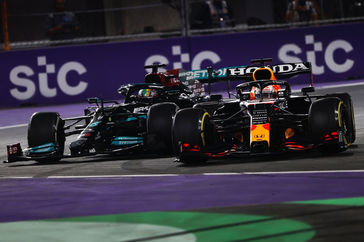 Hamilton: “Norris’in Verstappen ile yaşadıklarını ben de 2021’de yaşadım”