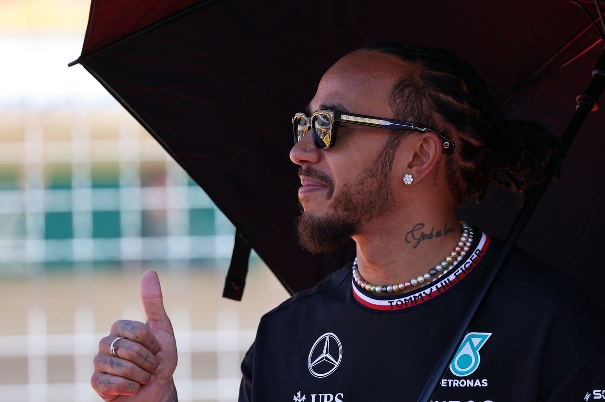 Hamilton, Mercedes’e veda turuna çıkacak
