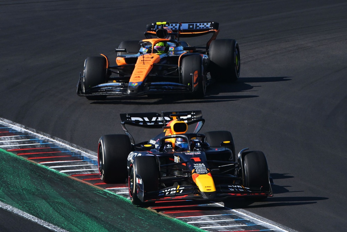 McLaren: “Verstappen’in Amerika GP’de yaptığı savunmaya izin verilemez”
