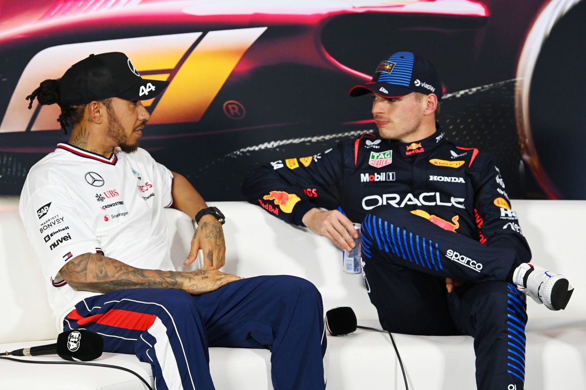Verstappen: “Lewis’in Ferrari’ye geçişi ya da kırmızı tulumu giymekle ilgilenmiyorum”