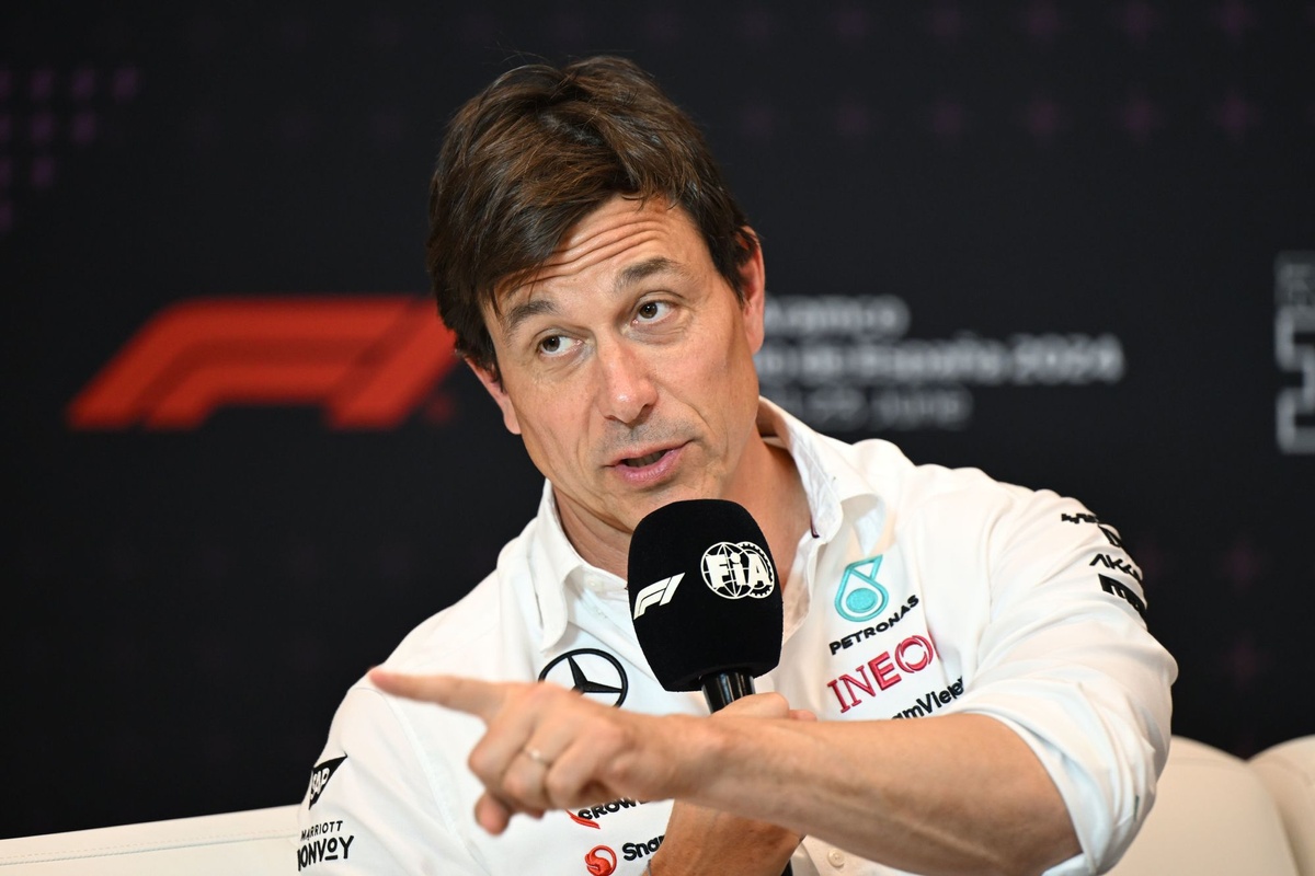Wolff: “Verstappen ile ‘flört etmeyi’ bırakmanın zamanı geldi”