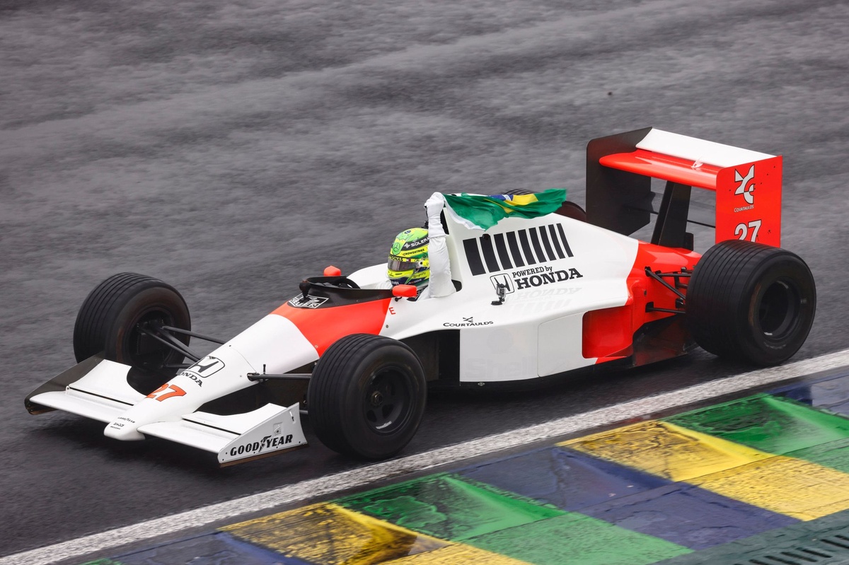 Hamilton: “Senna’nın 1990 model McLaren’ını sürmek çok duygusaldı”