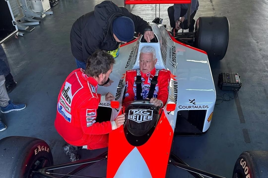 Alonso, babasıyla beraber ‘Senna tulumu’ giyerek piste çıktı