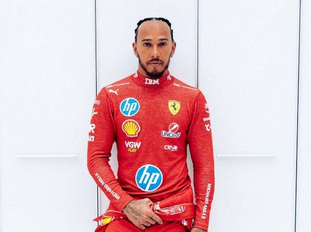 Premiere: Lewis Hamilton erstmals im Ferrari-Rennanzug