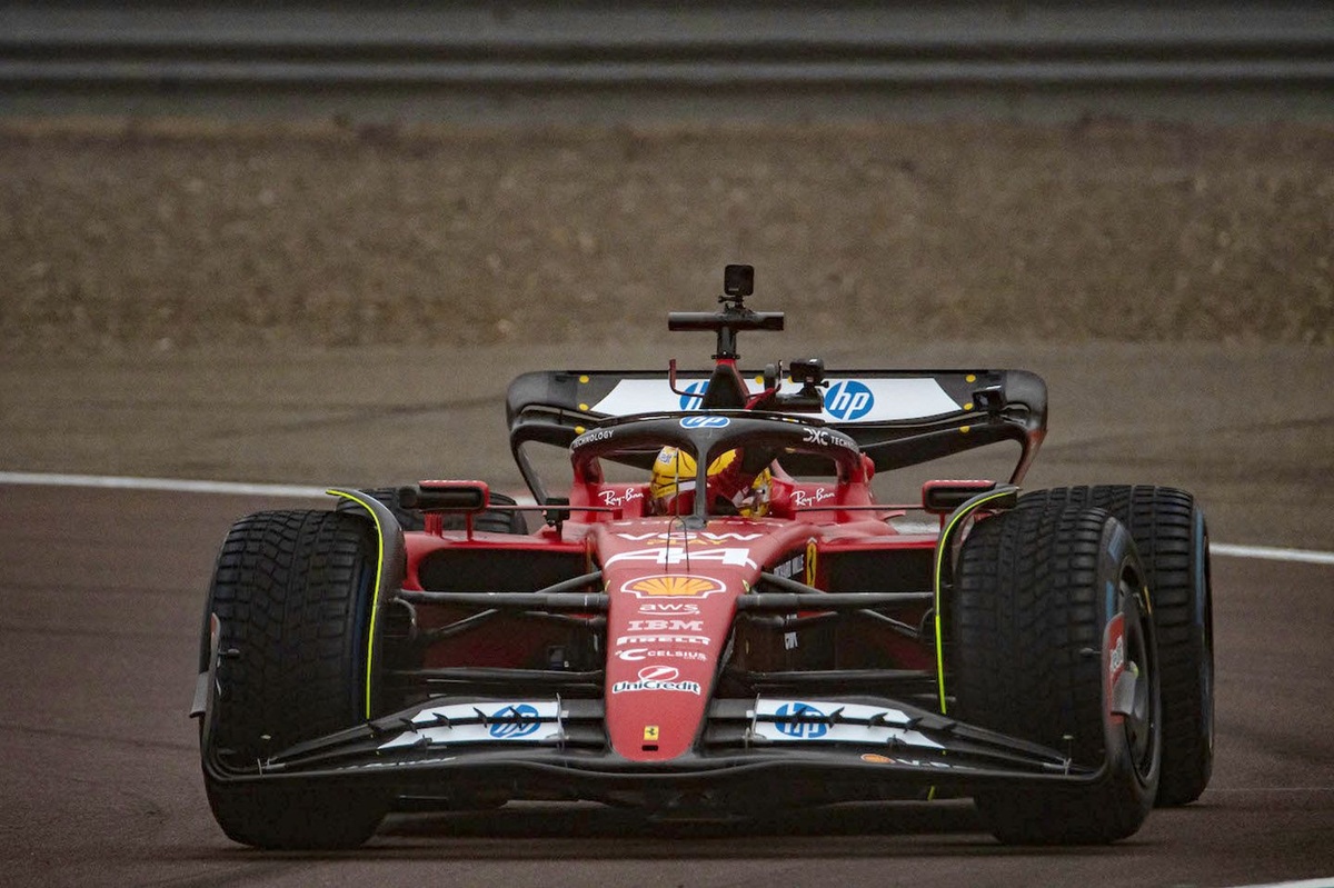 Hamilton, yeni kaskı ve Ferrari’siyle Fiorano’da piste çıktı!