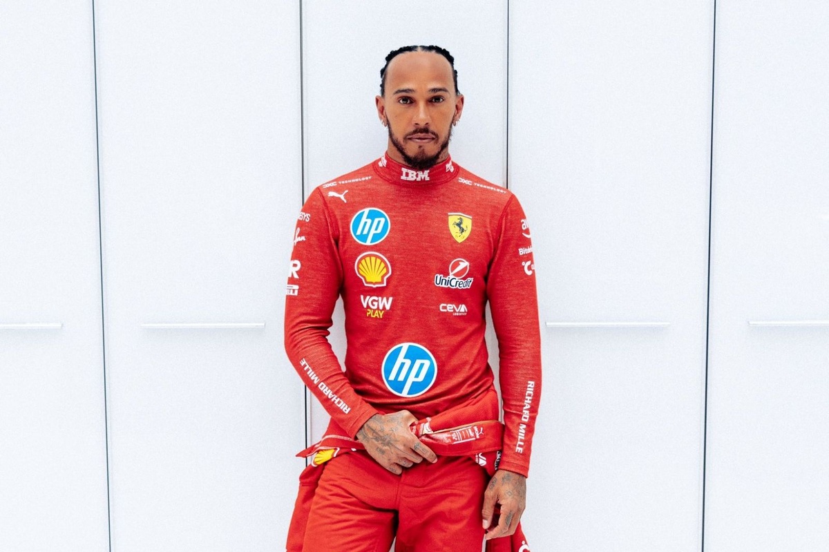 Lewis Hamilton, Ferrari tulumunu giydi!
