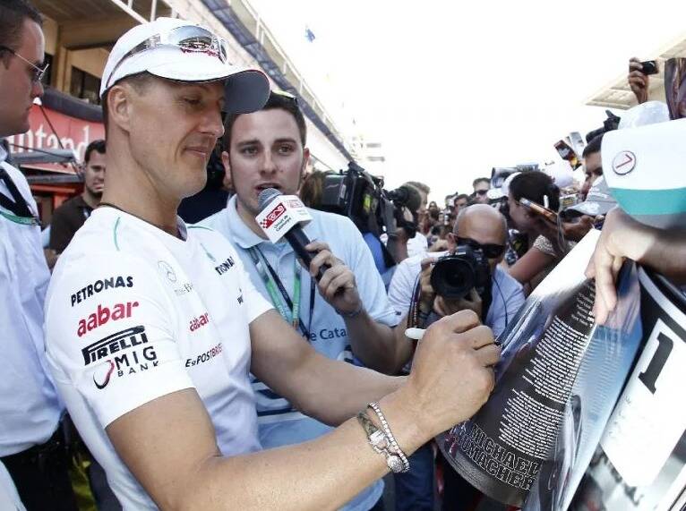 Michael Schumacher unterschreibt Helm für guten Zweck!