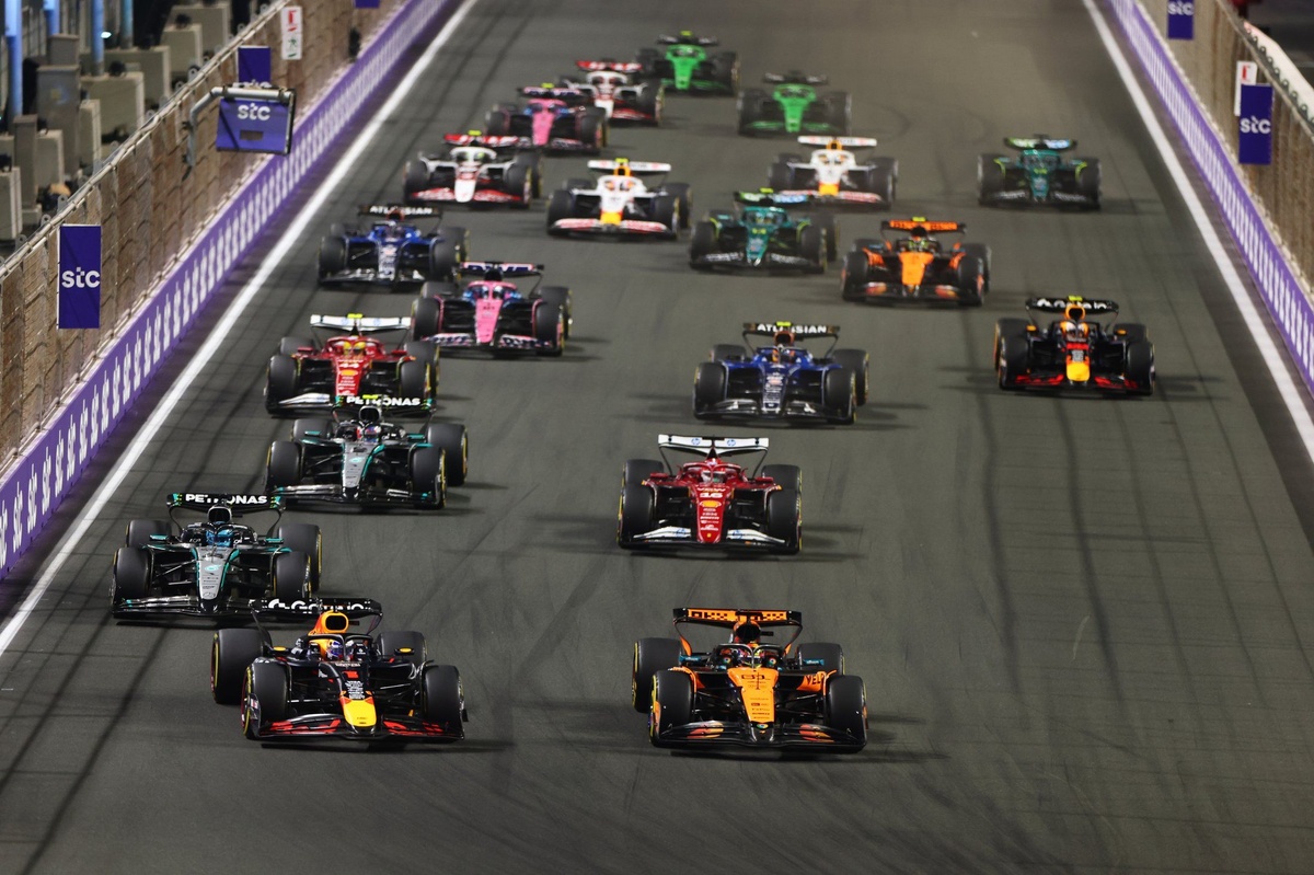 FIA hakemleri, Verstappen’e verilen beş saniyelik zaman cezasının gerekçesini açıkladı