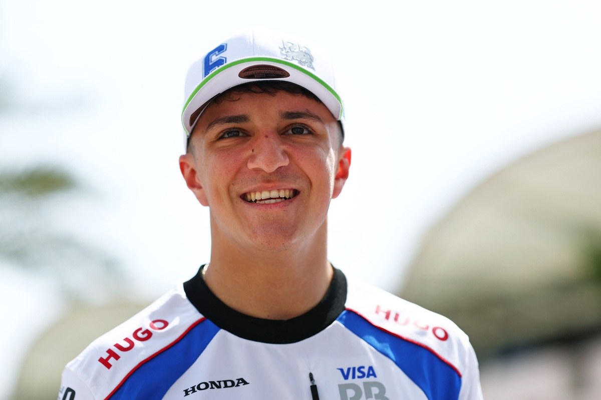 Hadjar: “Hedefim hâlâ Verstappen’in yanındaki koltuğa oturmak”