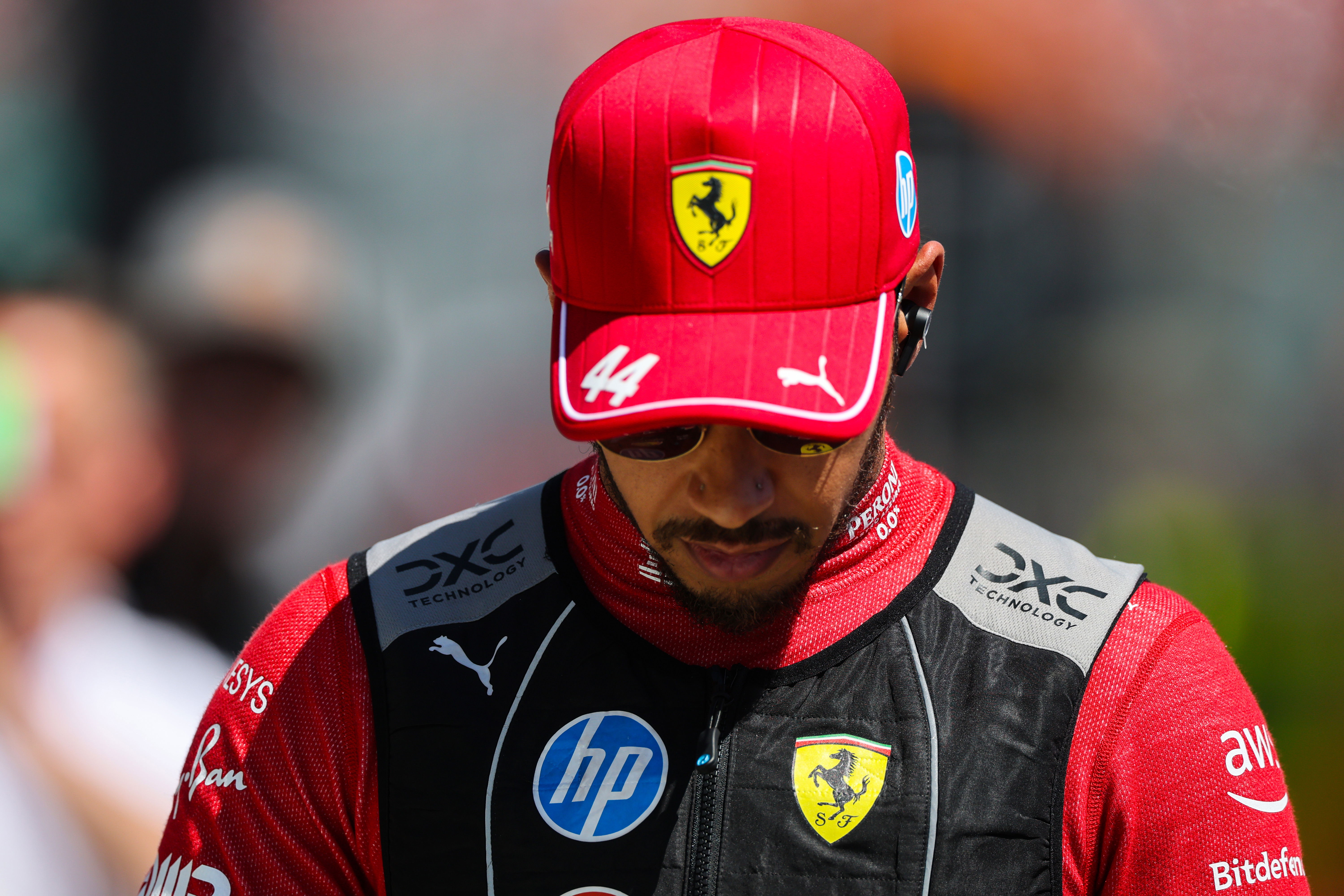 EXCLUSIVE: Carlos Sainz critical of “unfair” judgement of Lewis Hamilton at Ferrari