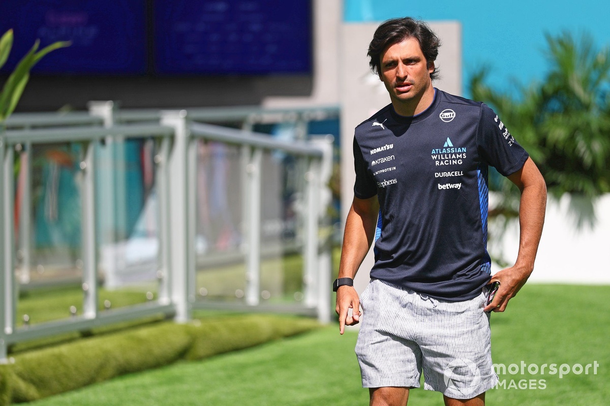 Sainz, Monako Yarış öncesinde özel Ferrari hypercar’ıyla göz kamaştırdı