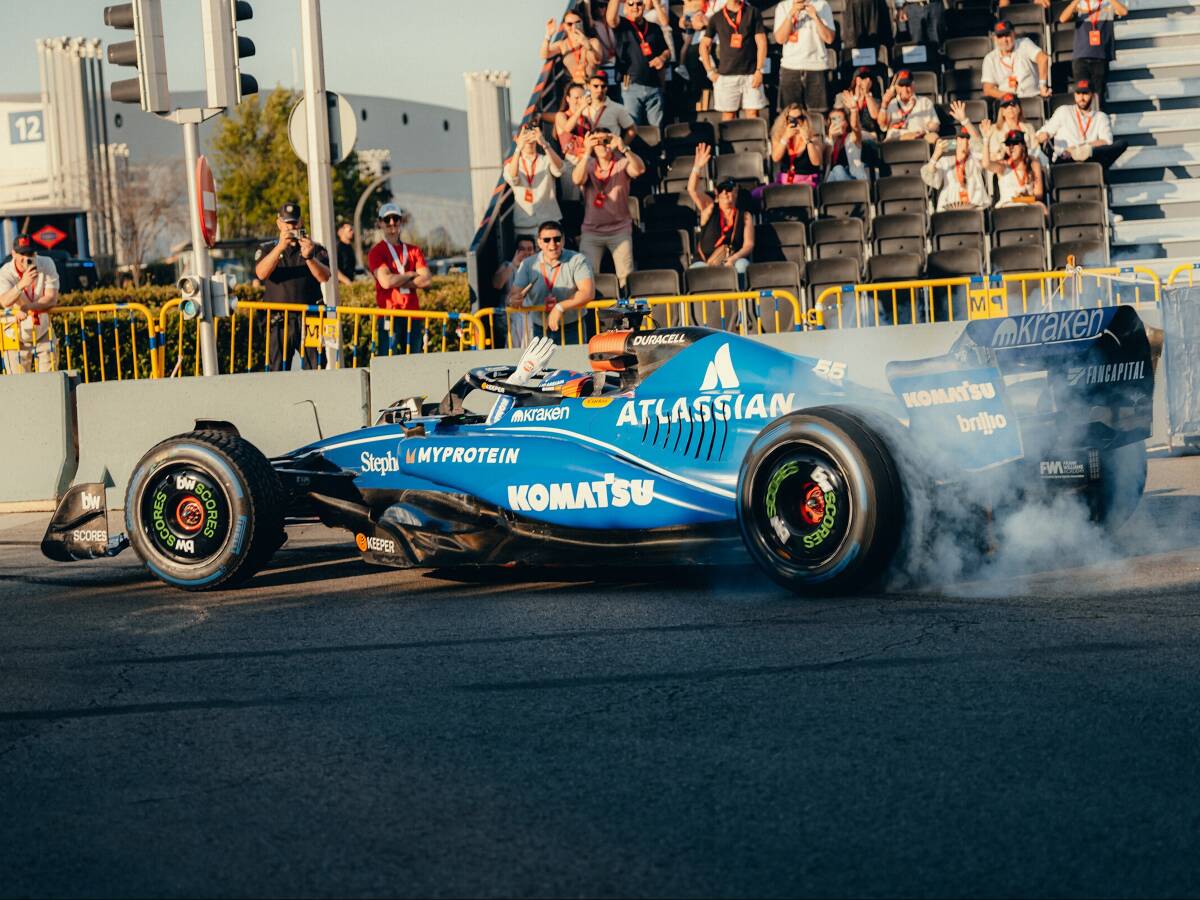 Carlos Sainz weiht neuen Madring ein: Demorun auf der Formula 1-Strecke in Madrid