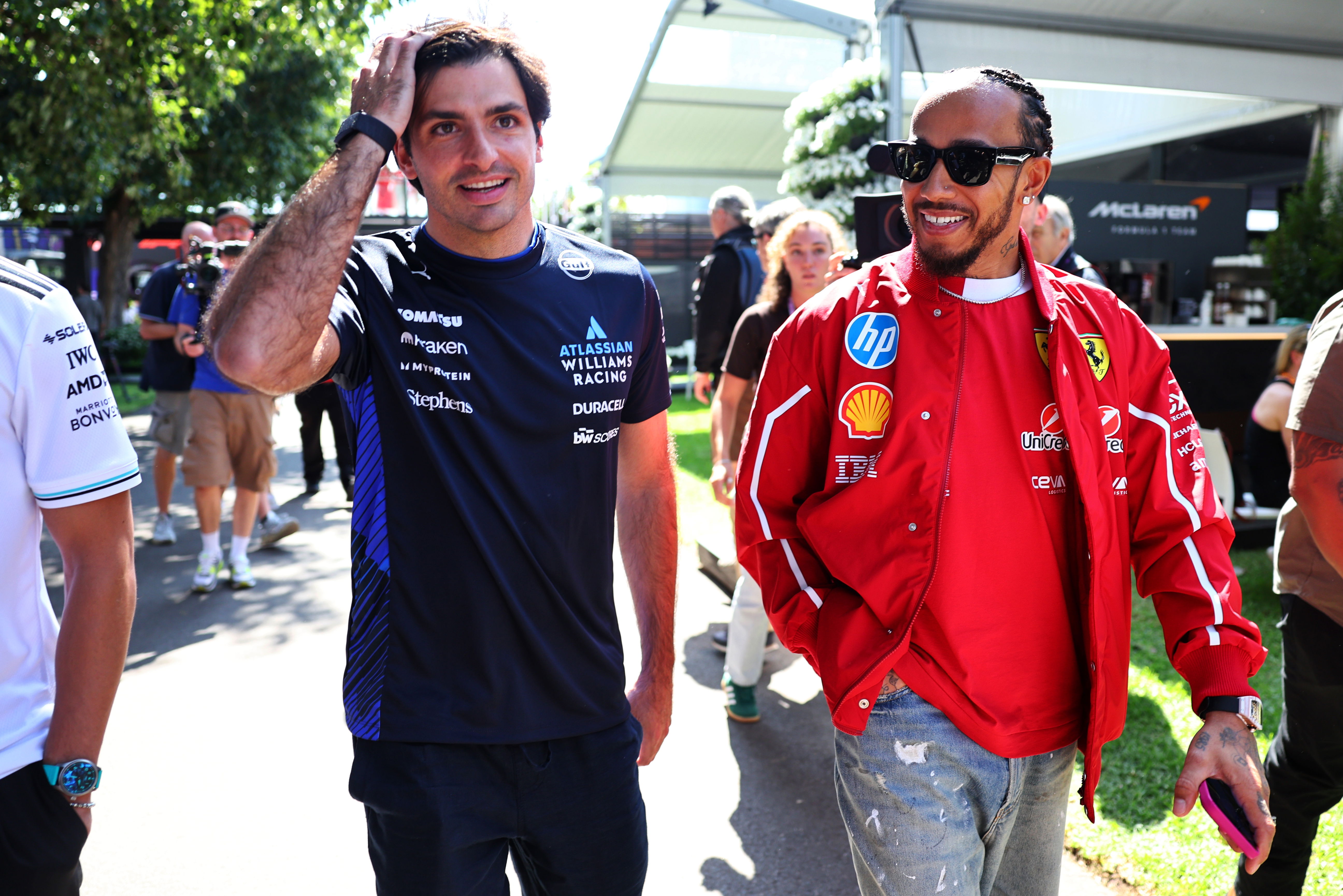 Carlos Sainz spots “something hardly talked about” that blights Lewis Hamilton at Ferrari F1