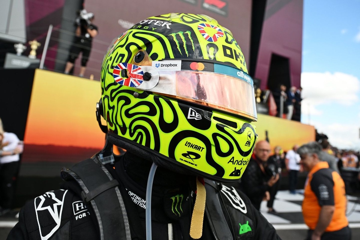 Britanya GP’si sonrası kutlamalarda Norris, yüzüne darbe aldı