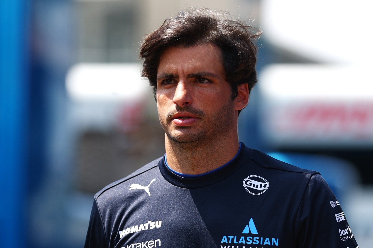Sainz: “Mercedes ile ilgili söylentiler Russell’ı tartışmasız etkiliyordur”