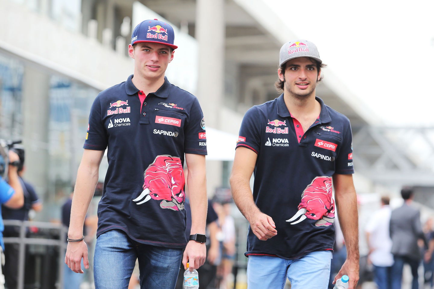 Carlos Sainz points out he “didn’t have a tough time” as Max Verstappen F1 teammate