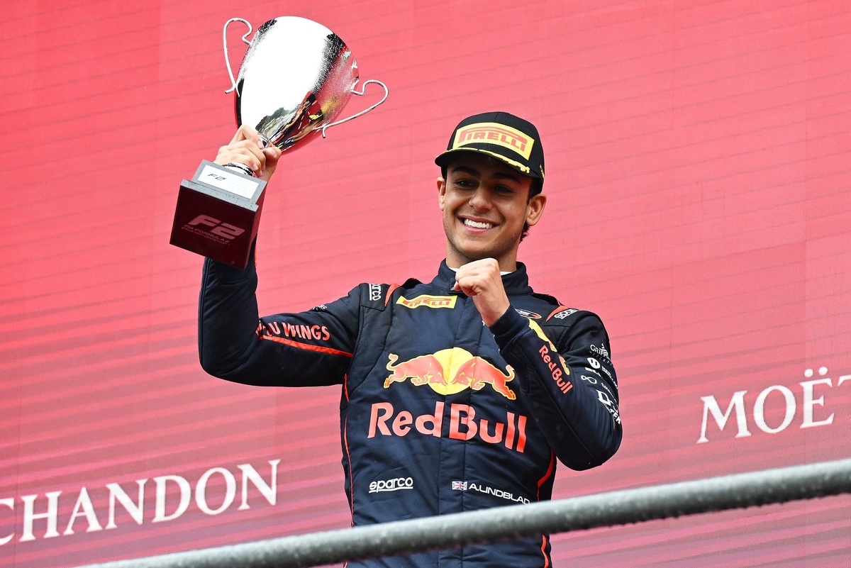Red Bull genç pilotu Lindblad, Hamilton ile arasında ‘bağ’ hissetme sebebini açıkladı