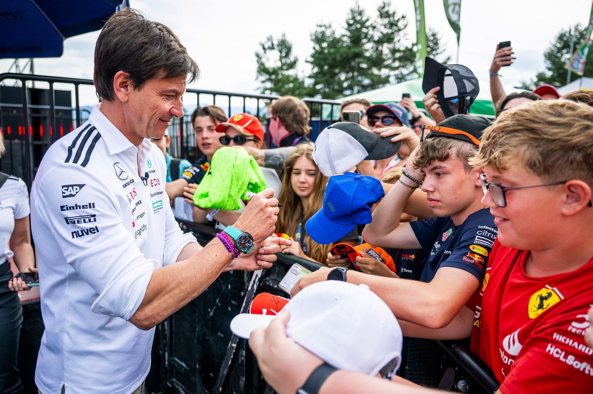 Wolff: “2026’da Mercedes-Ferrari savaşı görmek istiyorum”