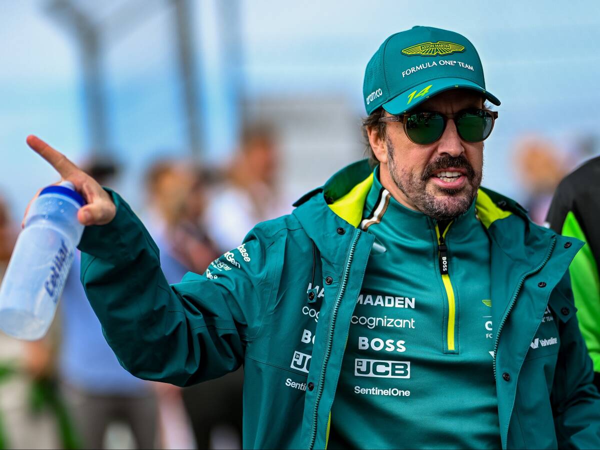 Alonso ätzt gegen Aston: “Vielleicht erinnert ihr euch dran, dass ich da bin”