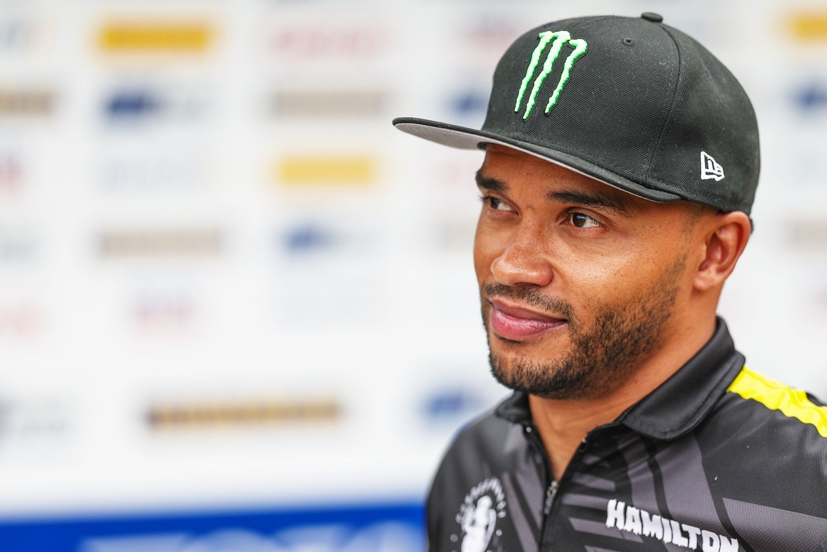 Lewis Hamilton’ın kardeşi, BTCC’de korkutucu bir araç yangınından kurtuldu